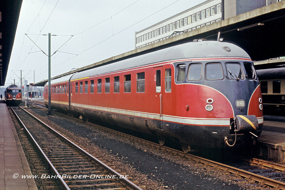 Im August 1984 wartet eine 612 / 912 Garnitur in Braunschweig
