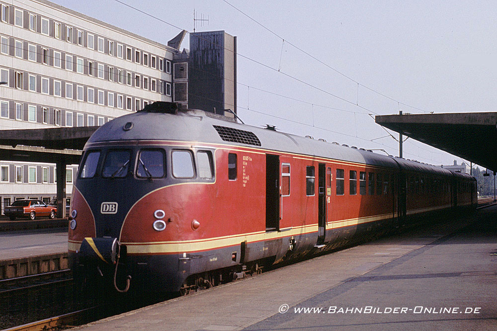 613 607 wartet im August 1984 im Braunschweiger Hauptbahnhof 