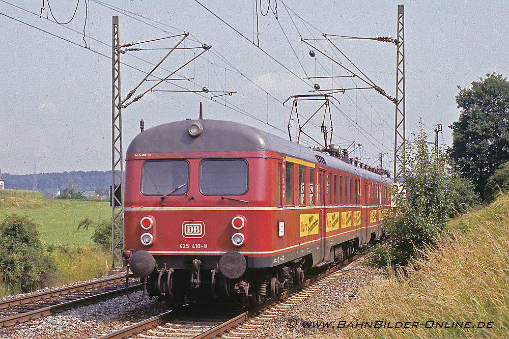 Im August 1984 fährt 425 410 gleich in den Bahnhof Bempflingen.