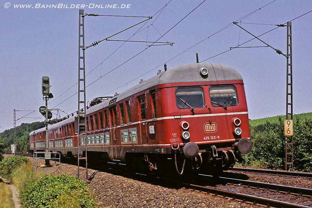 Im August 1983 fährt 425 122 durch Helmsheim.
