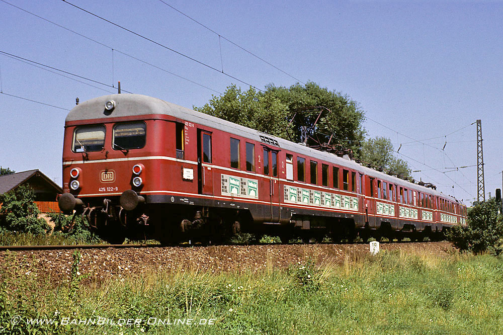 Im August 1983 fährt  425 122 durch Helmsheim.