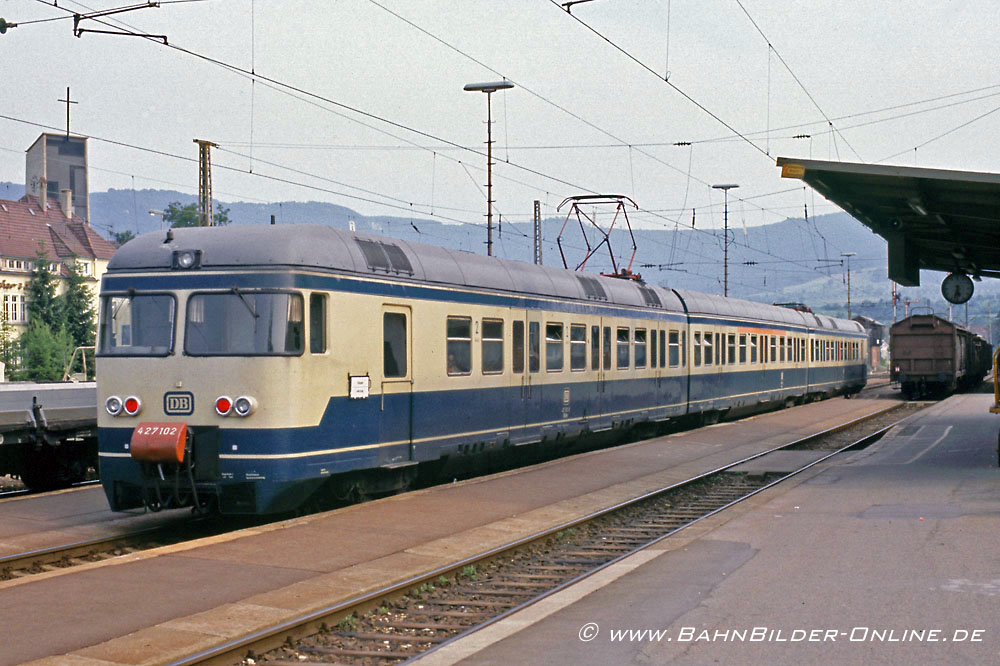 427 102 im Sommer 1984 im Bahnhof Metzingen.