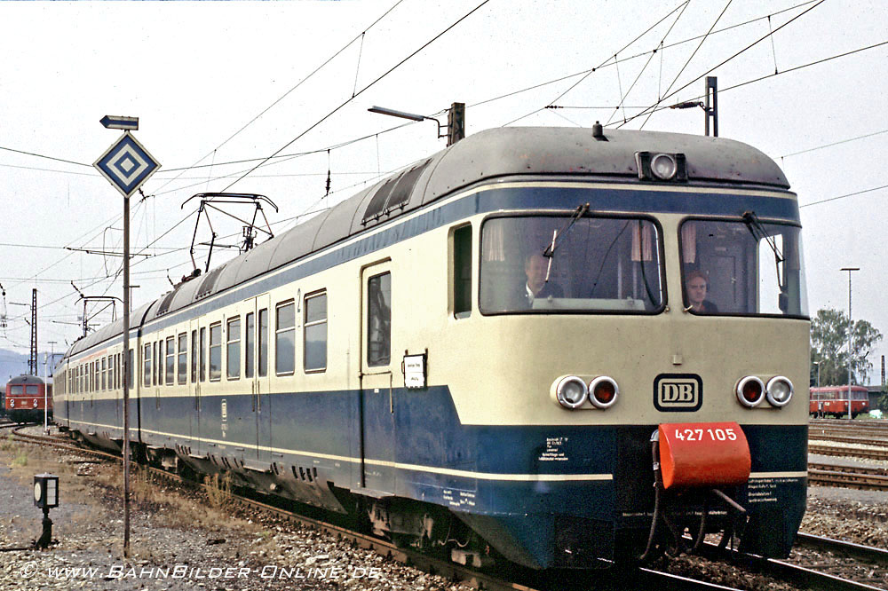 Im Juli 1984 kommt 427 105 aus dem Bahnbetriebswerk Tübingen.