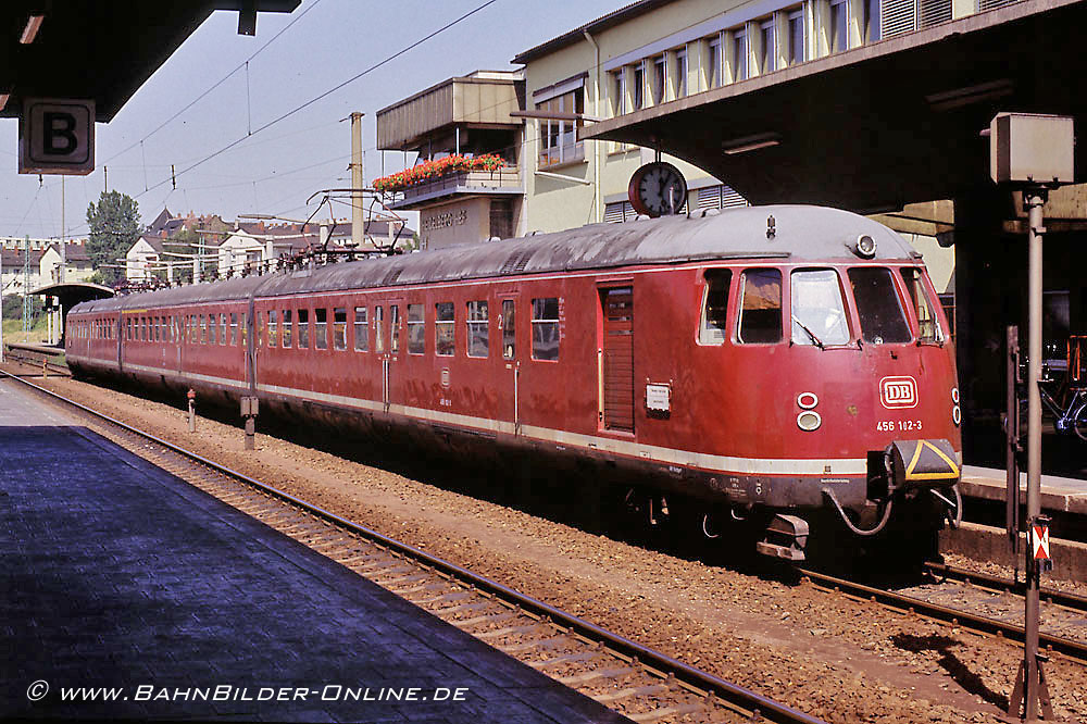  Im Juli 1984 wartet 456 102 in Heidelberg Hbf.