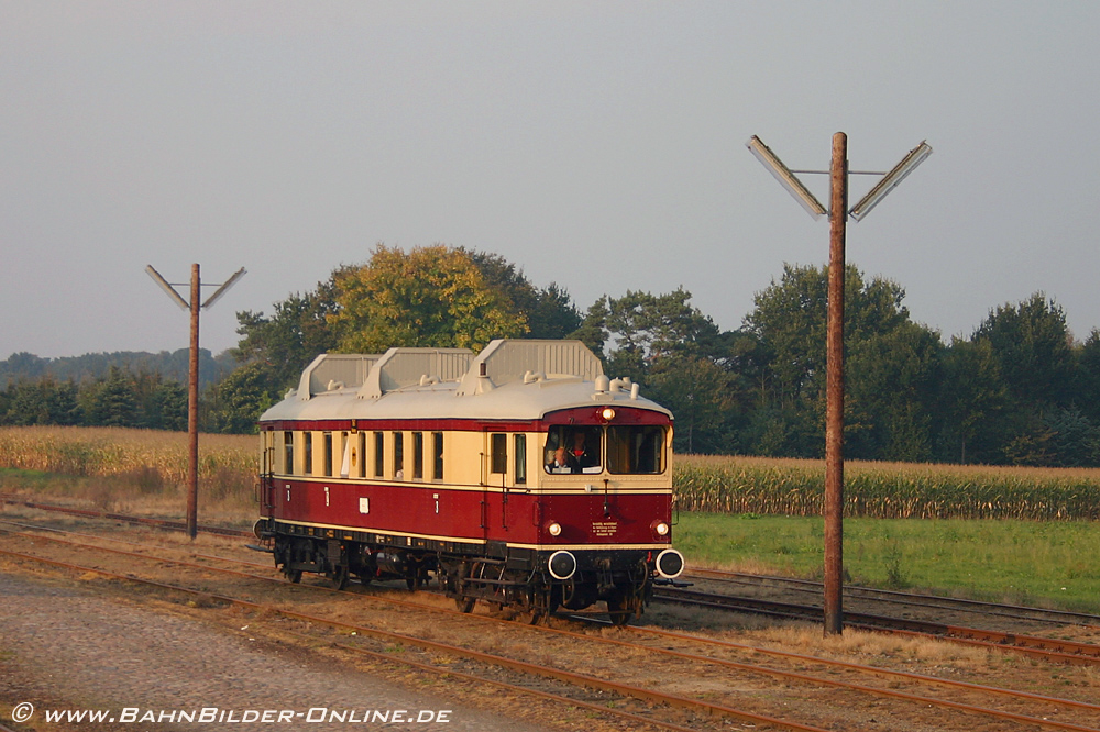 Am 08.10.05 fährt T 175 durch Gnarrenburg.